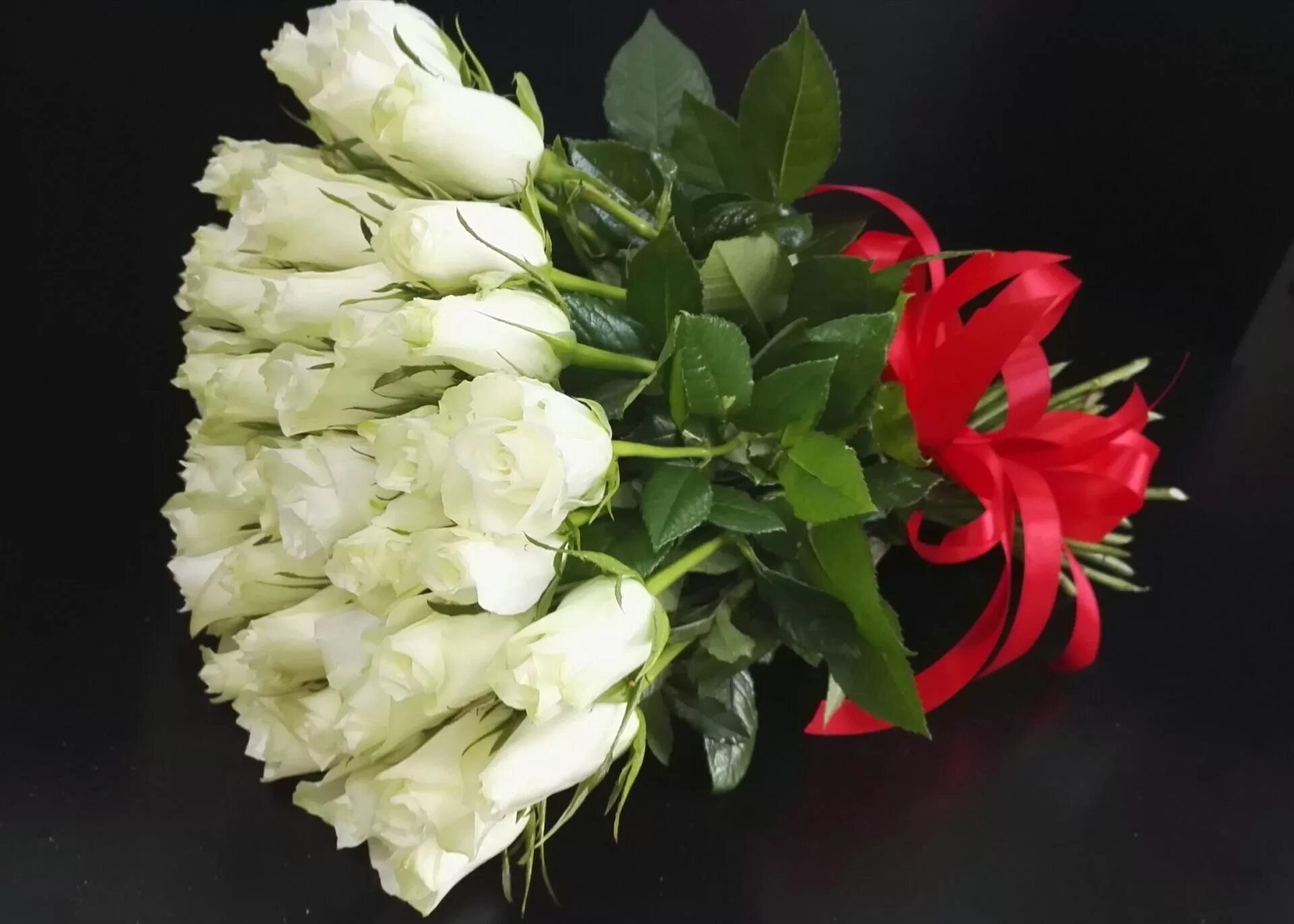 сердечко из цветов. 25 лет букет. цветы на 25 лет девушке. подарок из конфет на серебряную свадьбу. шикарный букет и торт.