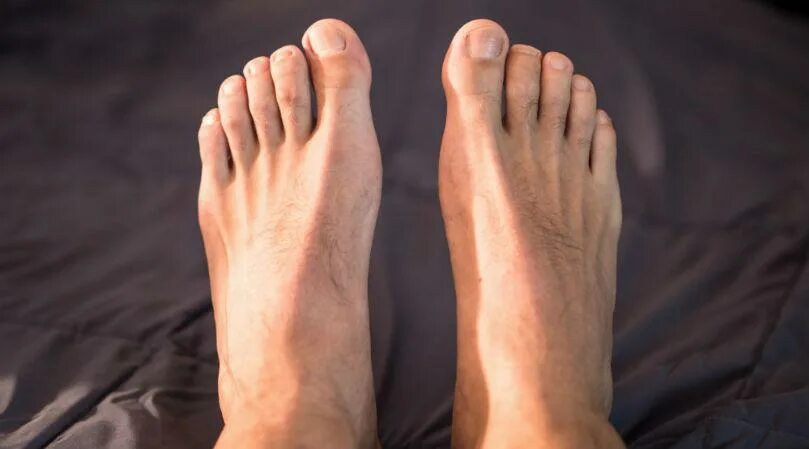 Длинный палец на ноге мужчины. Красивые мужские пальцы ног.