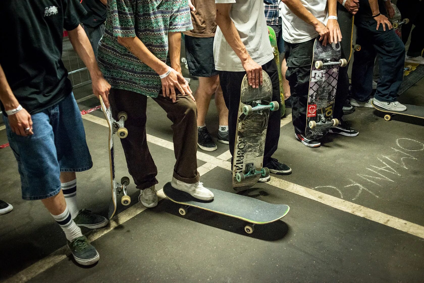 места молодежи крутые. интересные развлекательные места в москве для подростков. молодежный сериал про подростков. скейтборд вайб. старший школьный возраст.