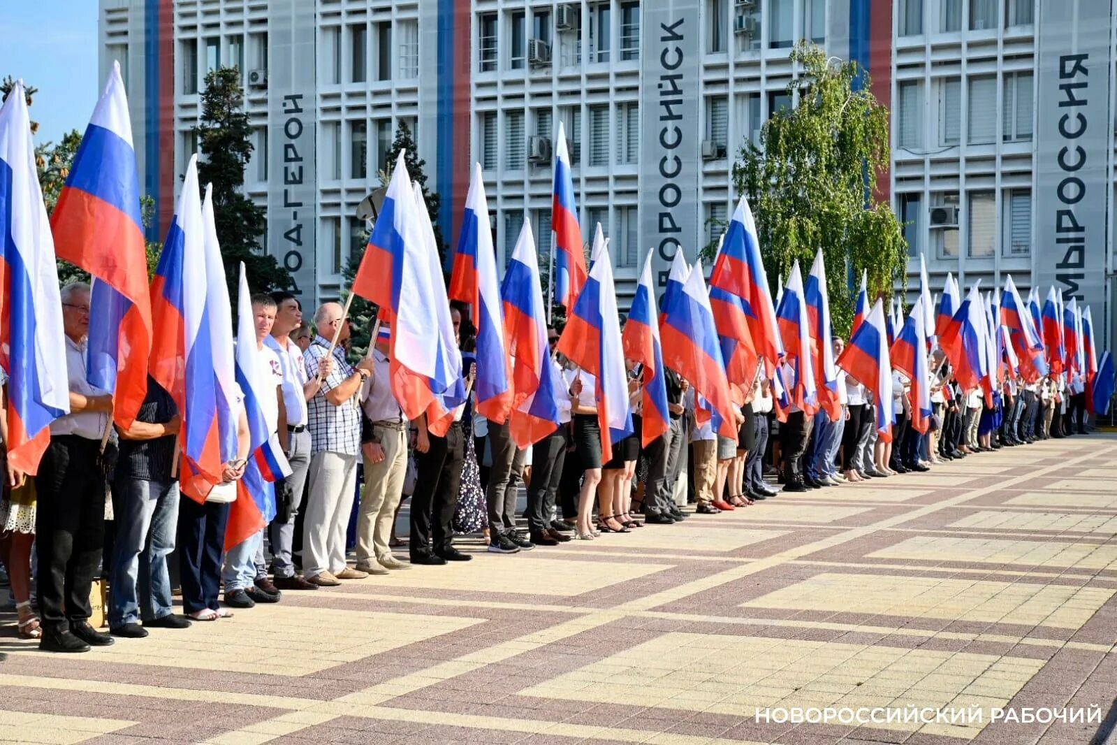 Флаг россии отметили. Новороссийск праздник. Новороссийск флаг и РФ. Флаги России и Крыма на администрации. Новокуйбышевск празднует день флага.