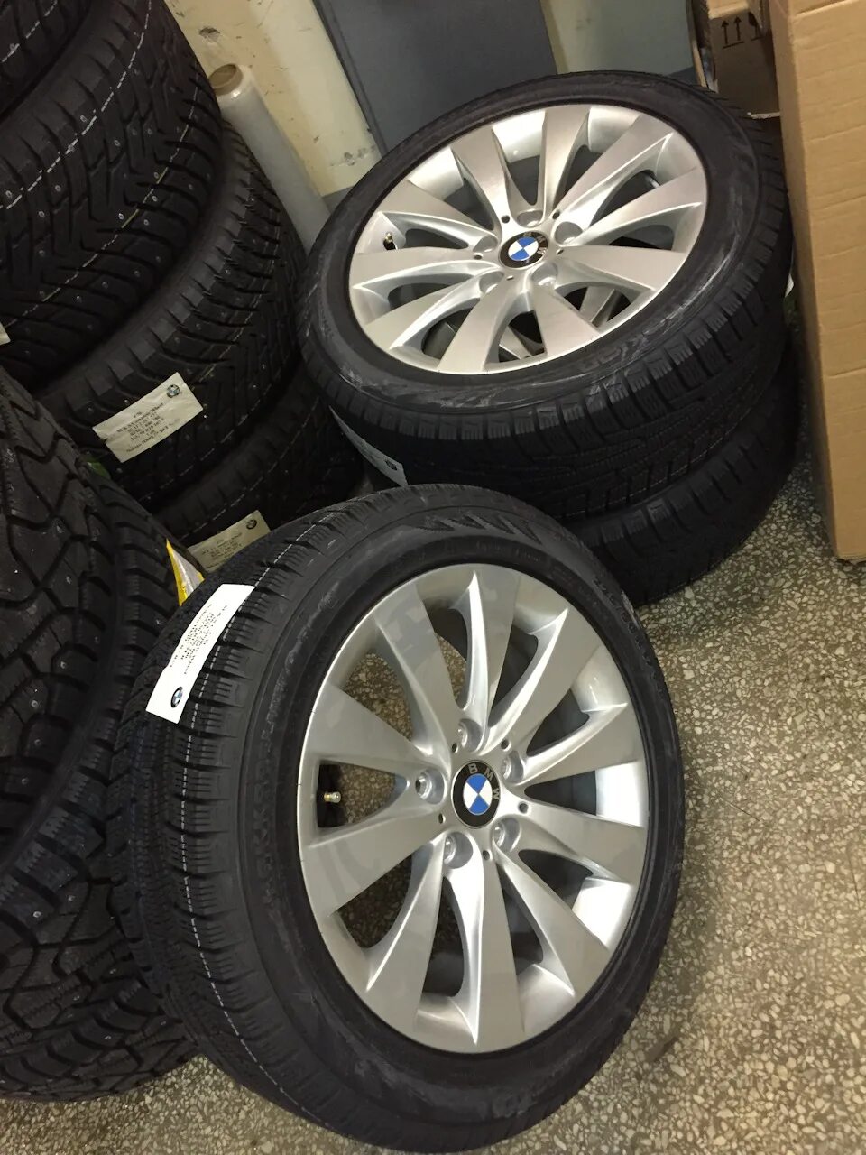 BMW f30 225 50 r17. V spoke 413 r17. Комплект колес BMW f30 r17. R17 v-spoke 304. Купить летнюю резину на бмв