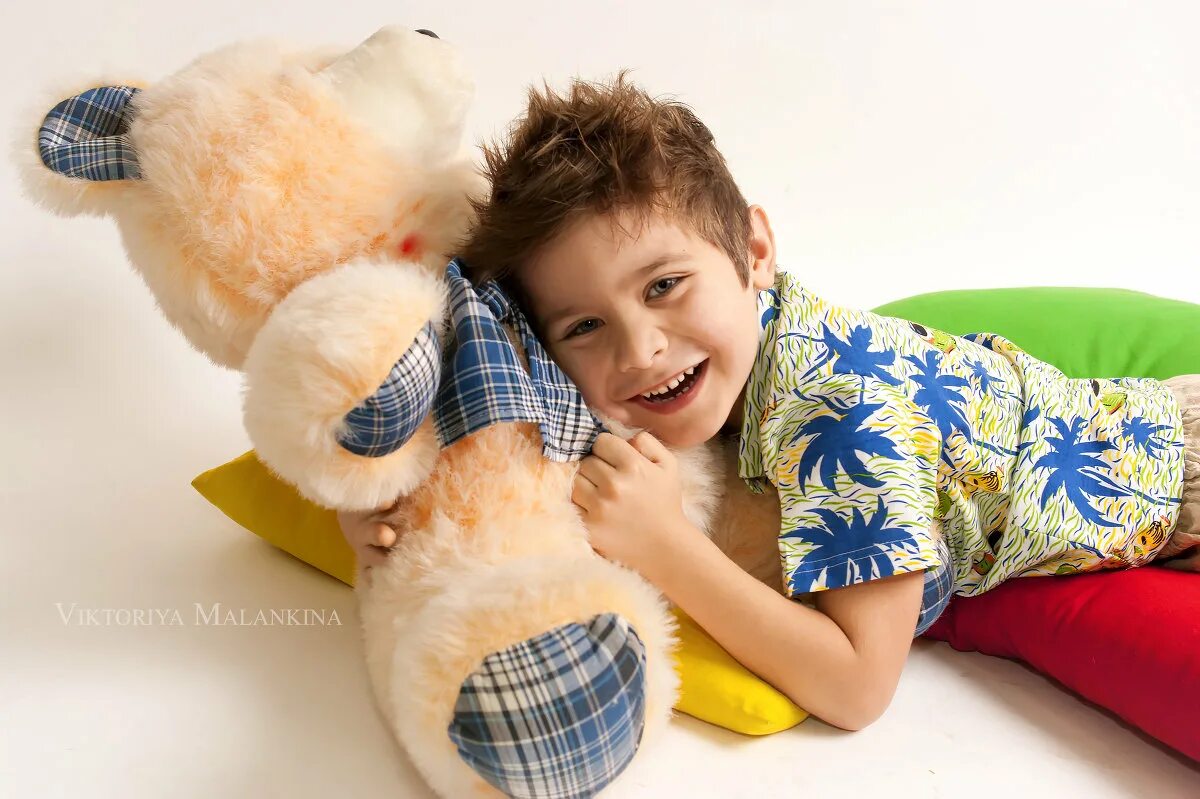 Игры для детей. Ребенок ищет игрушку. Убираться в комнате. Игрушки для детей до 1 года. Игрушки для детей.