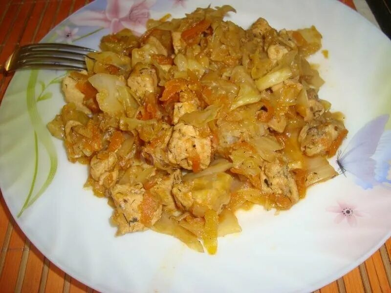 Куриное филе с капустой. Тушеная капуста с куриной грудкой. тушеная капуста с курицей. тушеная капуста с куриным филе. тушёная капуста с филе курицы.