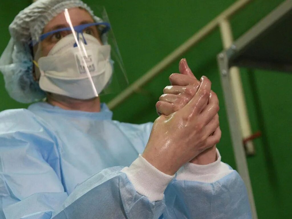 Фельдшер в защитном костюме. 10 человек заразились. 10 человек заразились. Пандемия covid-19 в китае. Медики в америке.