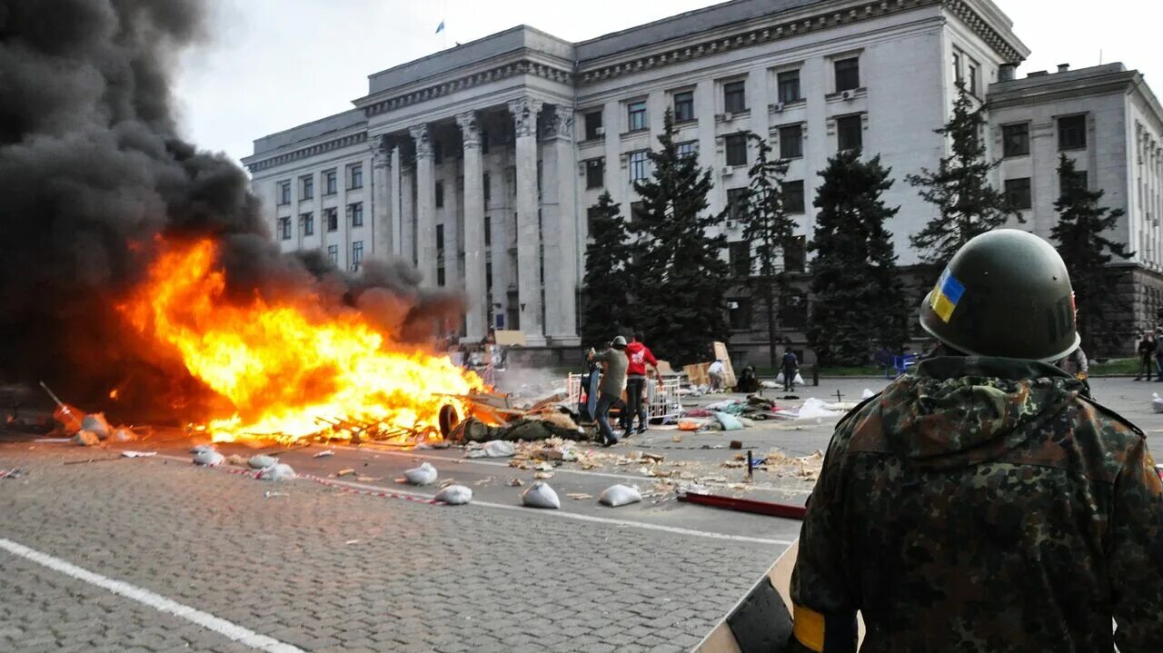 5 мая 2014 г. Дом профсоюзов в Одессе 2 мая 2014. Одесса 2014 дом профсоюзов. Одесса 02.05.2014 дом профсоюзов. Одесса 2 мая дом профсоюзов.