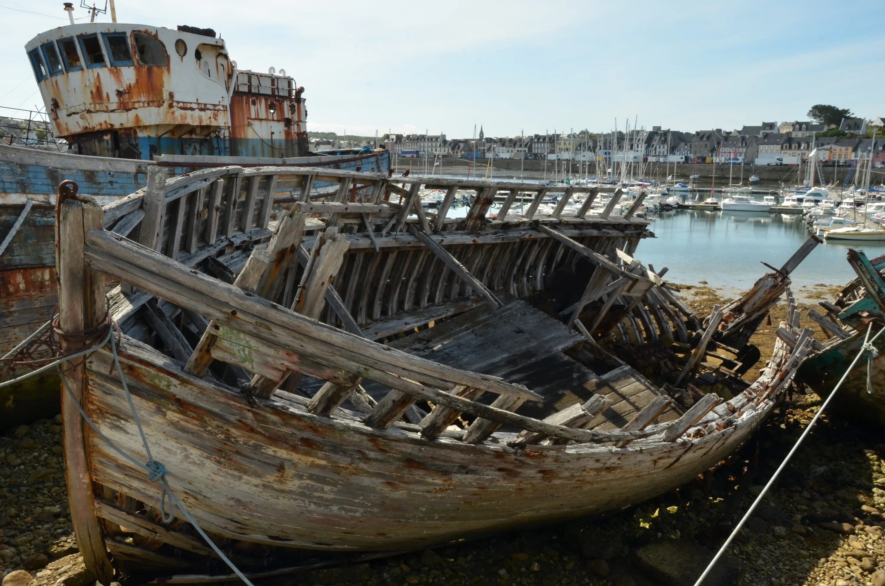 Разбившаяся лодка. Затонувший деревянный корабль. Заброшенный деревянный корабль. Старый корабль. Старинные деревянные корабли.