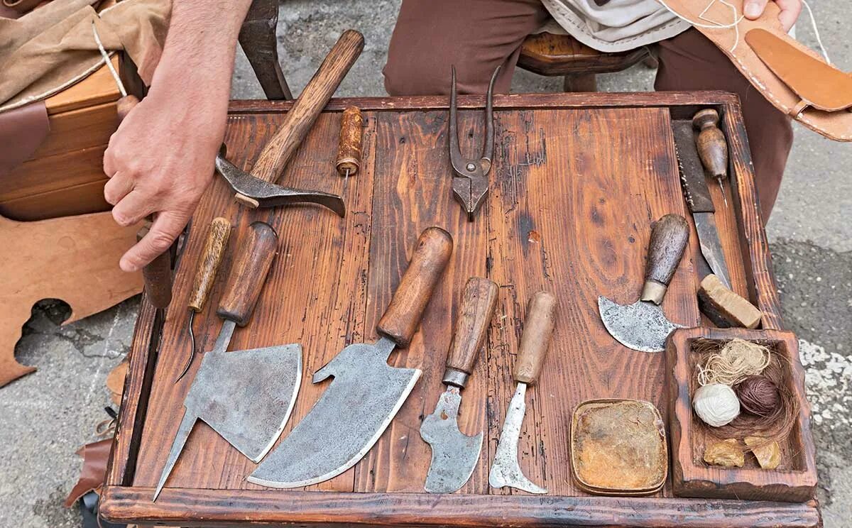 Старинный инструмент для выделки кожи. Инструменты плотника. Кожевенно-сапожное ремесло. Инструменты сапожника.