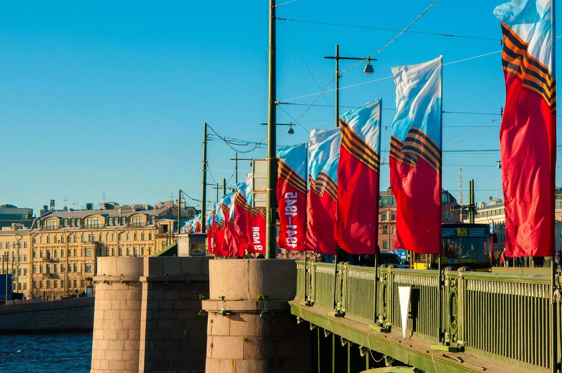 Флаги россии в спб. Флаг Победы Санкт-Петербург. 9 Мая Санкт Петербург. Петербург 9 мая. Парад Победы в Петербурге.