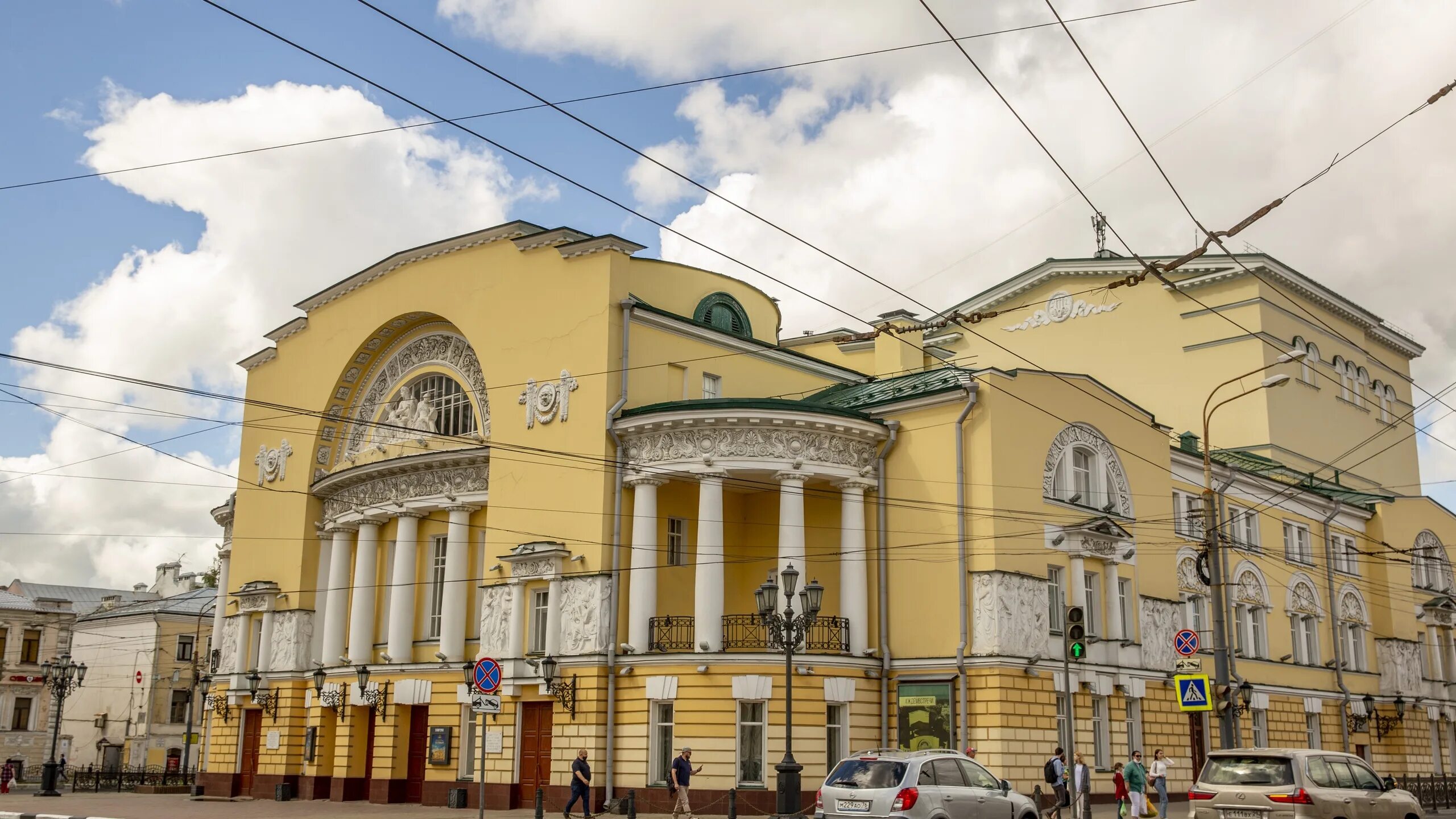 Театр ярославля фото. Волковский театр г.Ярославль. Театр имени Федора Волкова Ярославль. Драматический театр Ярославль. Здание театра Волкова в Ярославле.