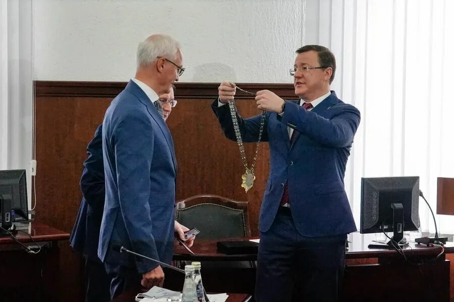 Мэр тольятти ренц. Анташев мэр тольятти. Новый мэр тольятти. Анташев ренц. Новый мэр тольятти.