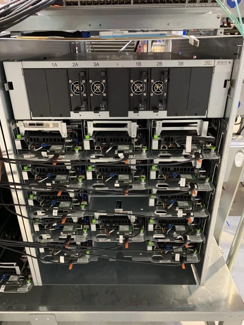 Человек смотрит на сервер. Rack сервер. Серверы на windows edition. Standard server rack doors. Вдс сервер.