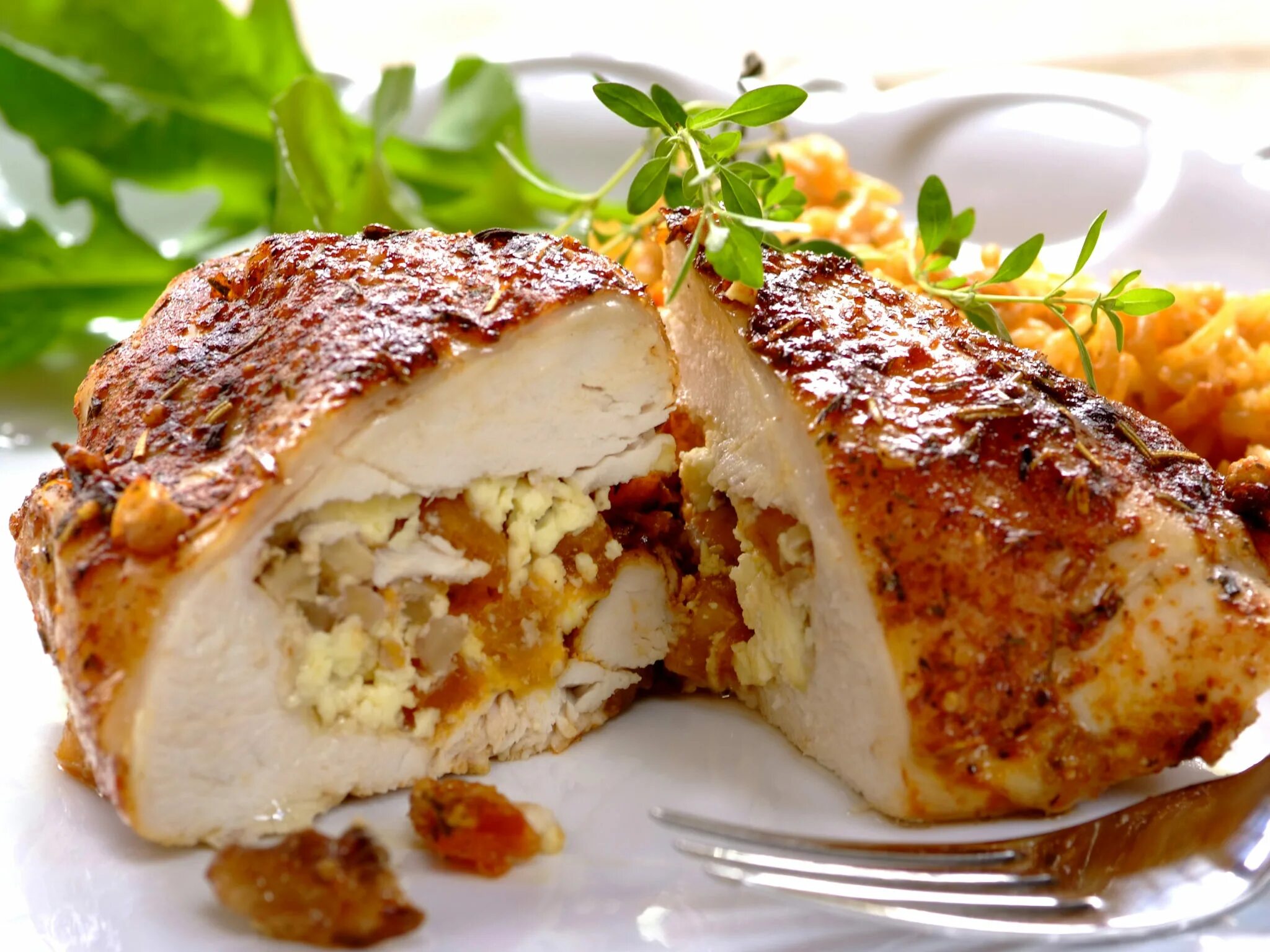 куриная грудка с орехами и сыром. салат с кальмарами. свинина с яблоками. рулетики из куриной грудки с грибами в духовке. куриная грудка с соусом песто.