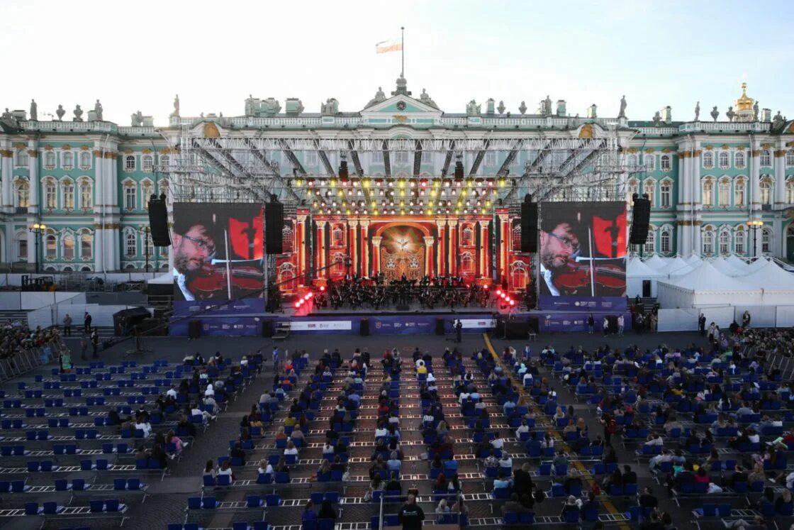 Классика на дворцовой санкт петербург. Концерт на дворцовой площади пмэф. Концерт баста 2020 ледовый дворец. Событие года сцена. Алые паруса 2021 концерт на дворцовой площади.