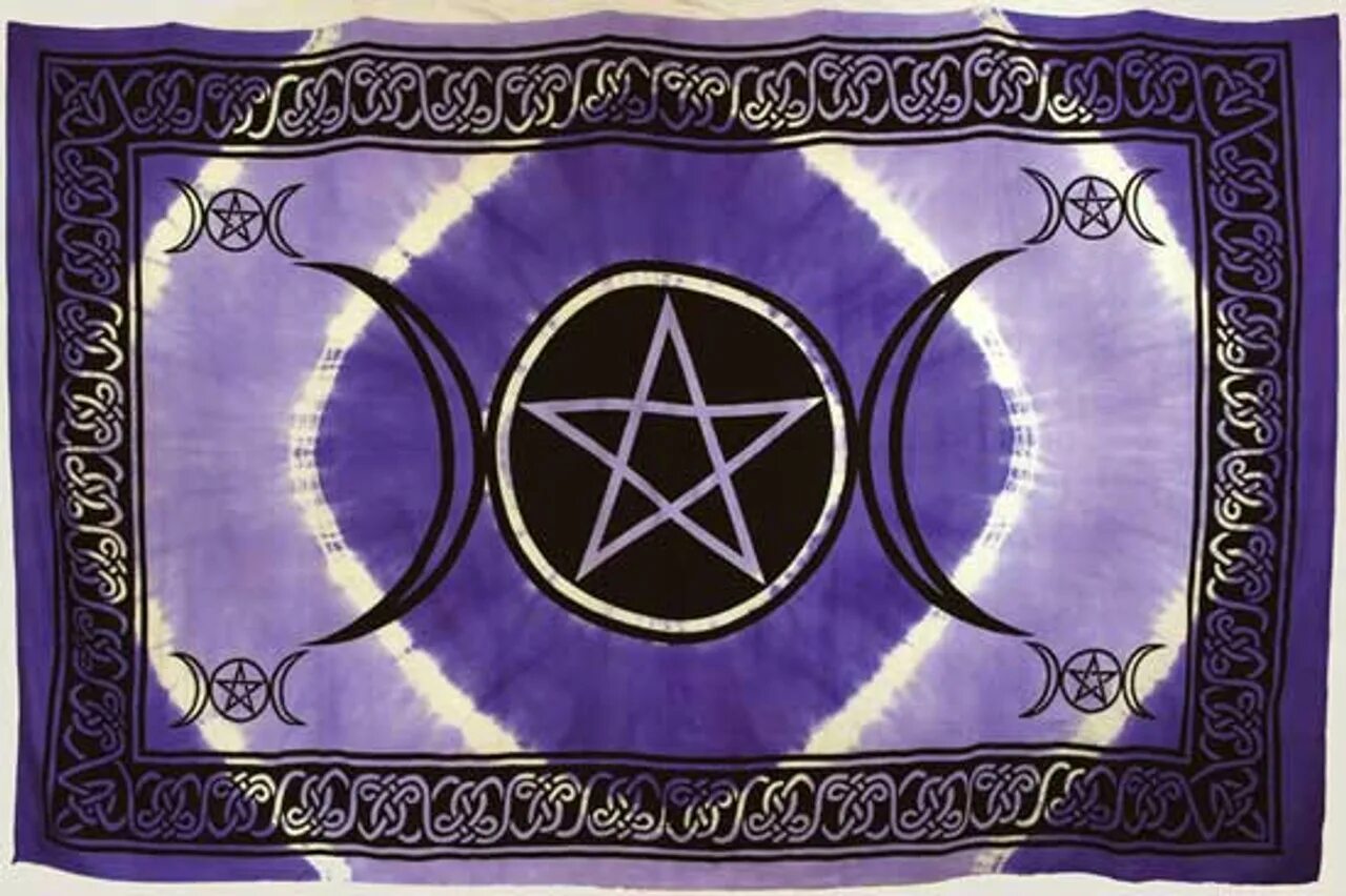 Луна пентаклей. Triple Moon Pentacle Pagan. Triple Moon Pentagram. Пентаграмма гобелен. Тройная Луна символ фиолетовый.