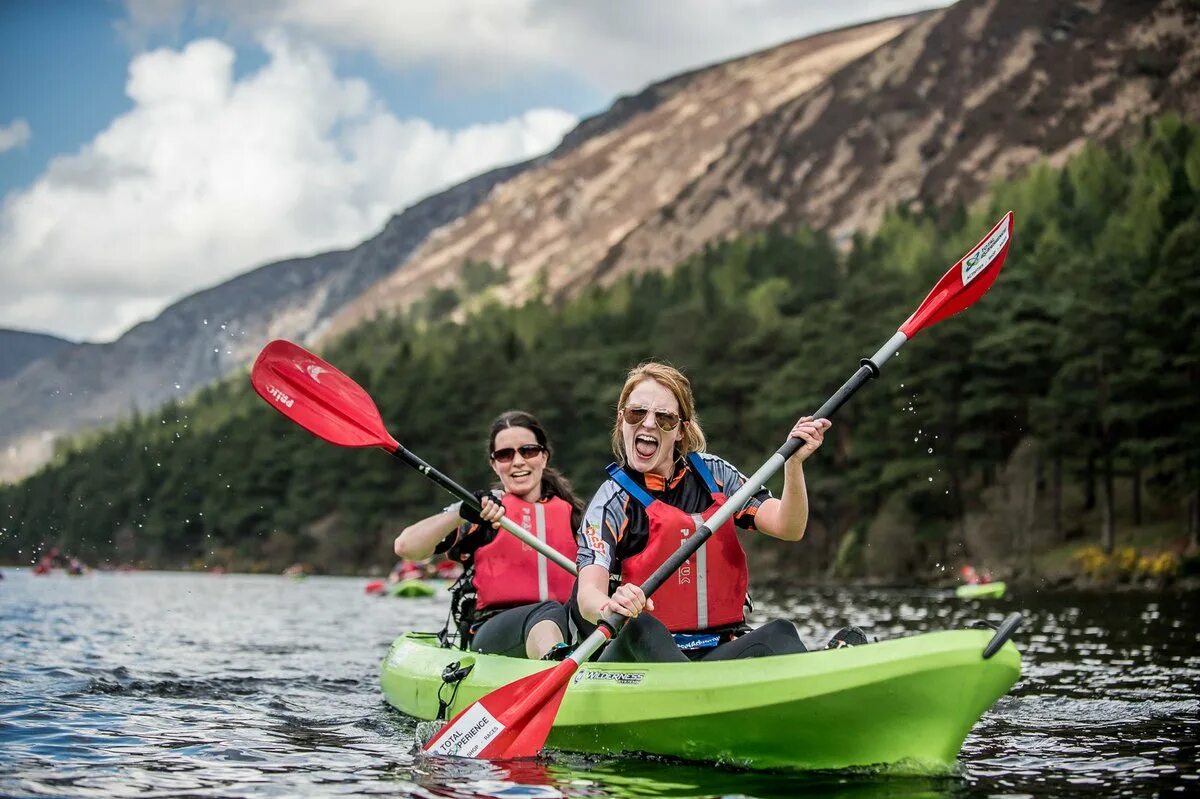 Каякинг. Каякинг женщины. Каяк среди гор. Tourism activity