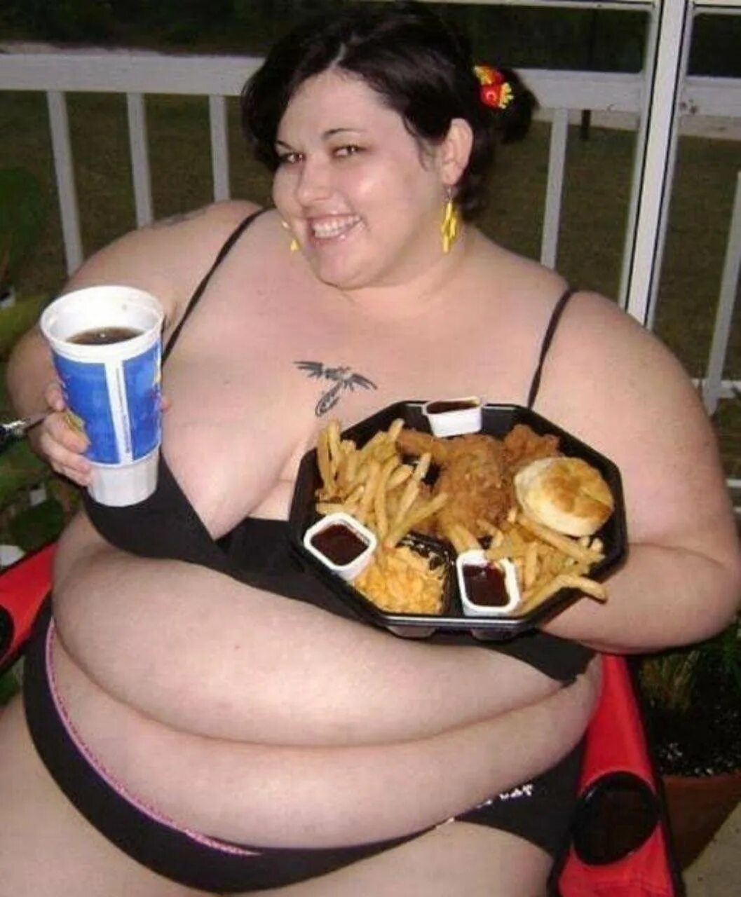 Нарезки толстух. Толстушка с едой. Жирные девушки с едой. Толстая женщина с едой.