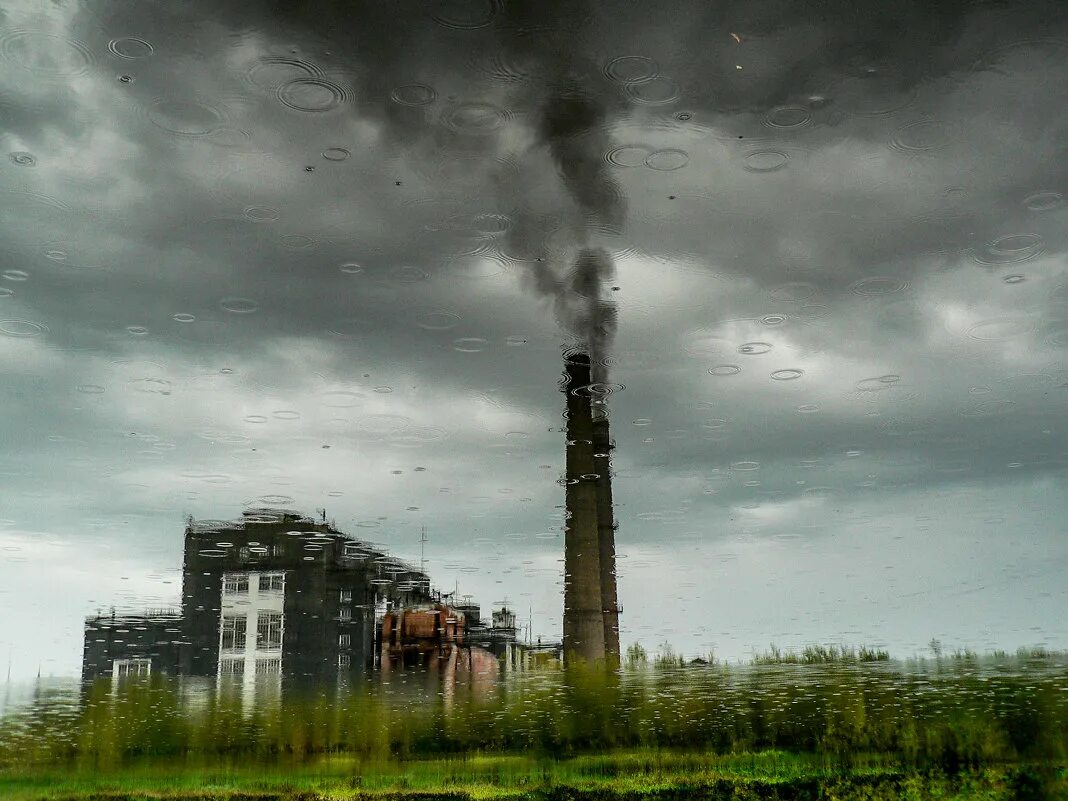 Дождь на заводе. Завод в пасмурную погоду. Промышленные заводы и дождь обои. Rain factory