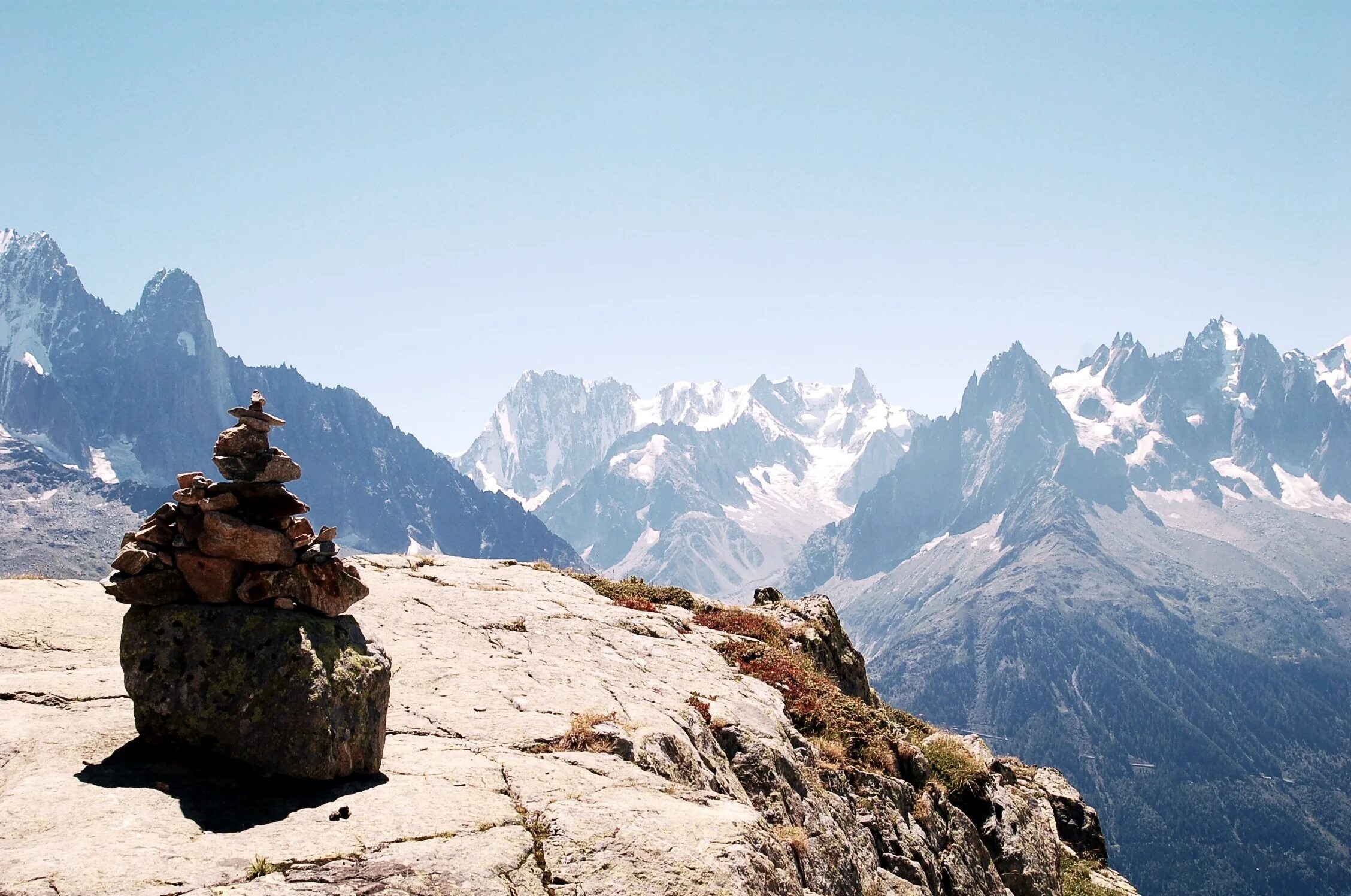 Higher mountains. Вид с горы. Горы скалы. Острые горы. Картинки на рабочий стол горы.