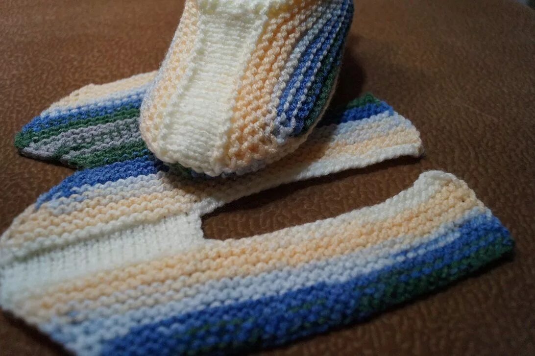 Тапочки следки с мариной курцевой. Тапочки спицами полотном. Следки марины курцевой. Тапочки одним полотном спицами. Тапочки связанные одним полотном.