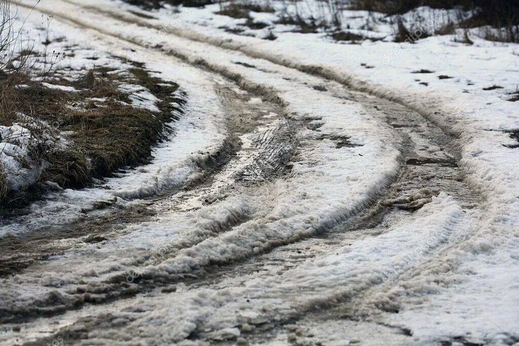 Дорогу в глубоком снегу. Грязная зимняя дорога. Плохая зимняя дорога. Грунтовые дороги зимой. Грязный снег на дороге.