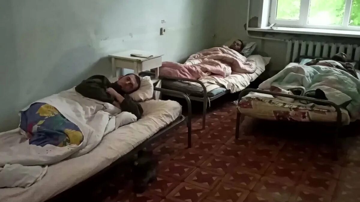 Собственно говоря ему следовало лежать в госпитале