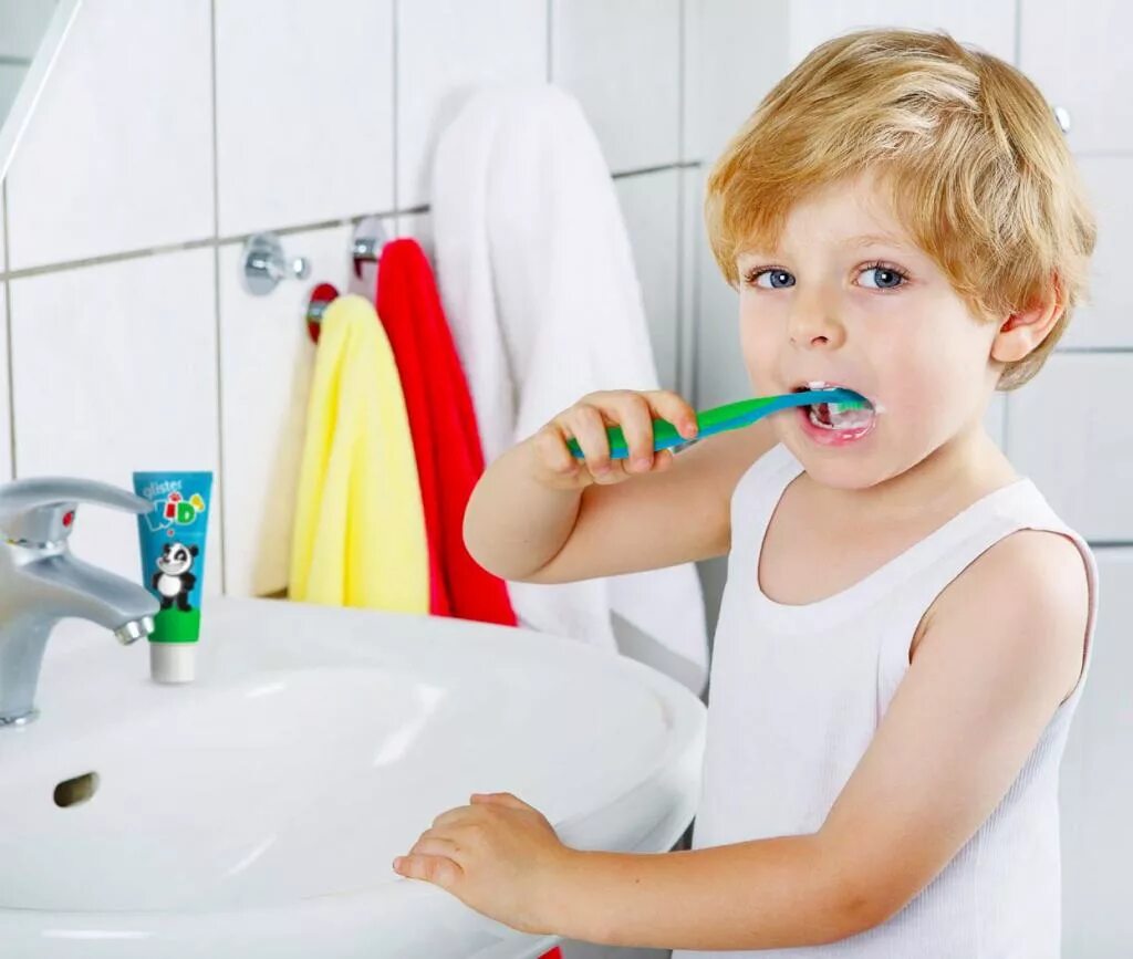 ребенок чистит зубы. чищенная мальчиком. мальчик чистит зубы фото. зубная щетка для детей. зубная щетка для детей.