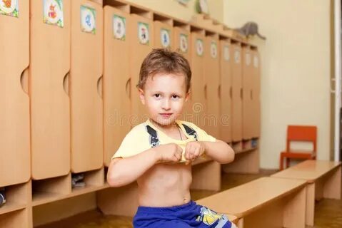 Снимают штаны детям