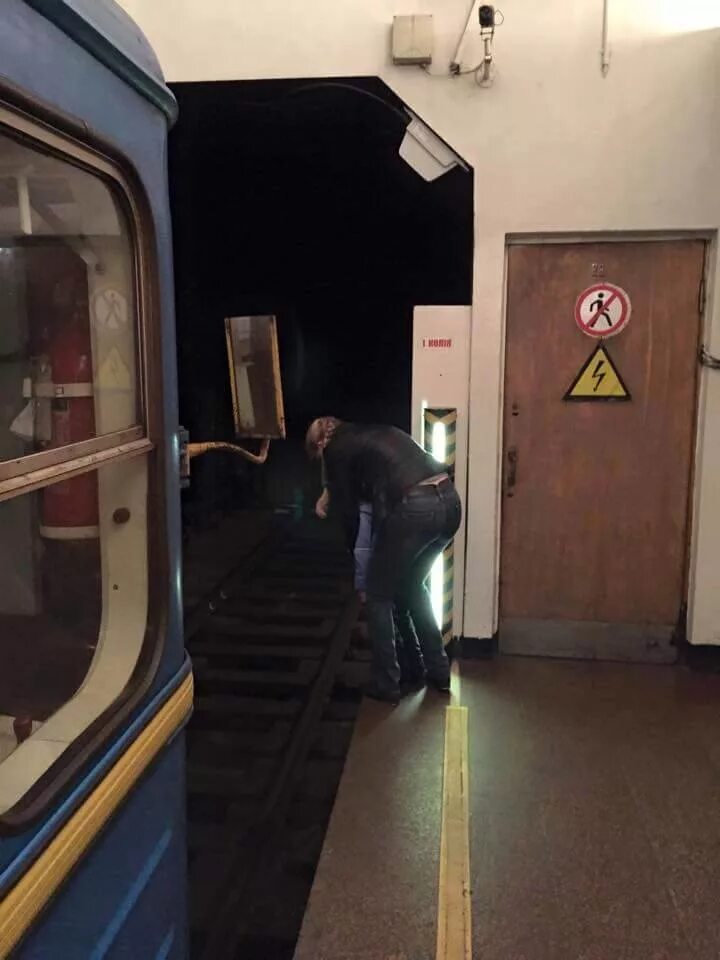 туалет в электровозе вл 80. туалет у машинистов поездов. туалет машинистов метрополитена. туалет в кабине машиниста метро. куда ходят в туалет машинисты.