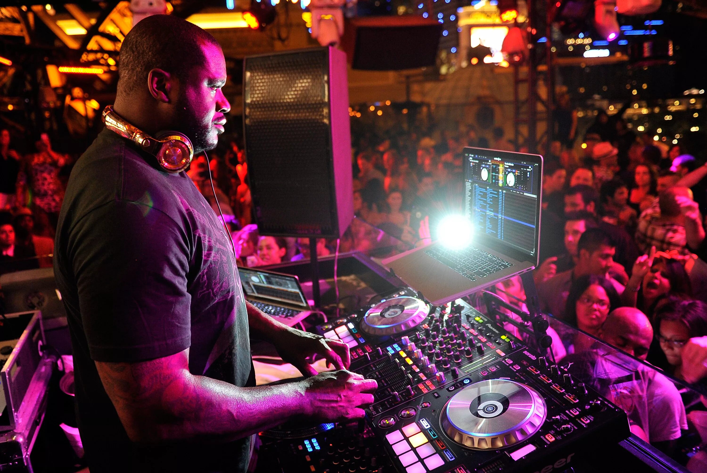 Shaq DJ. Диджей дизель. Диджей летом. Негр диджей. Dj set 2023