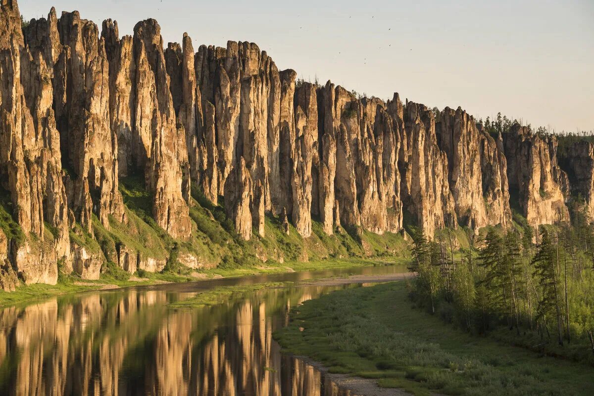 Дон якутия. Синские скалы Якутия. Синские столбы Саха Якутия. Синские столбы Саха Якутия река синяя. Река синяя Хангаласский улус.