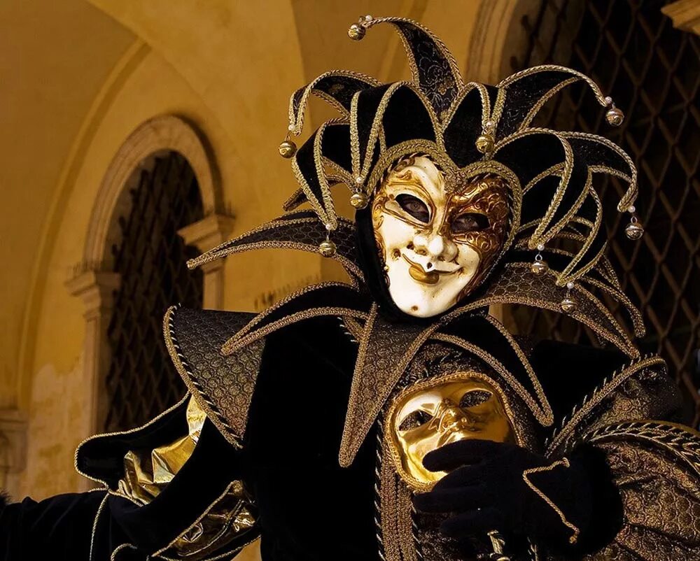Арлекин шоу маска песни. Венецианская маска Арлекин. Аркекин Венеция карнавал. Венецианская маска Шут карнавал. Венеция маскарад Арлекин.