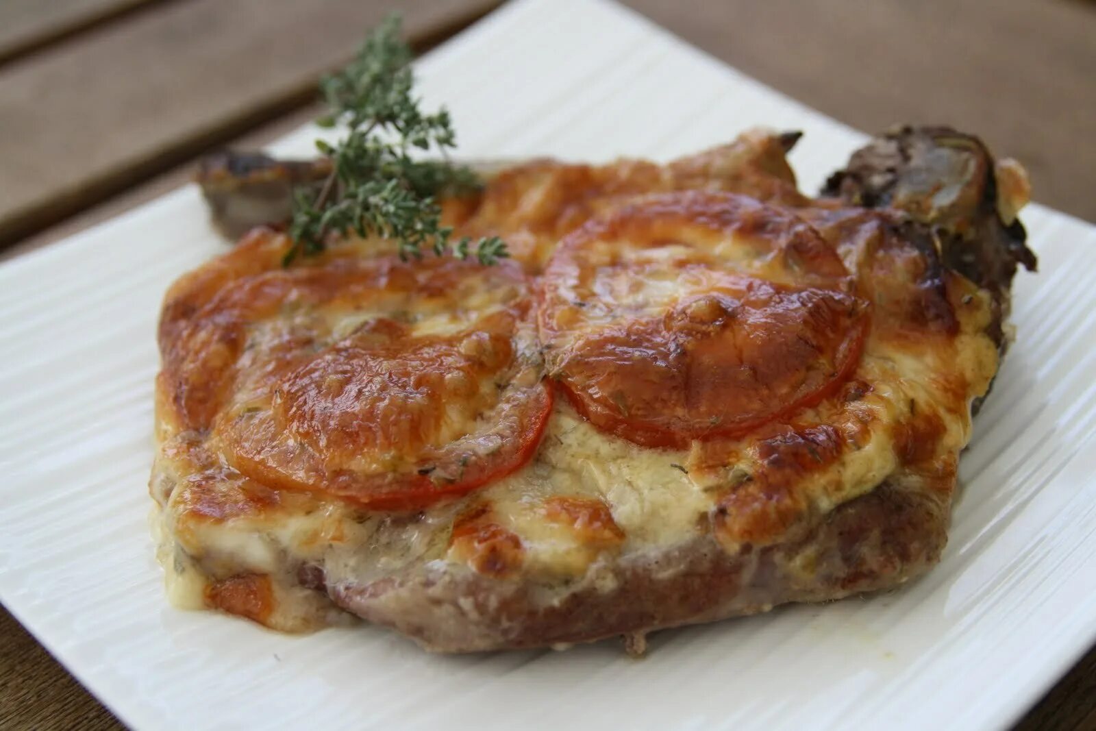Свиные отбивные с помидорами. Отбивная эскалоп. мясо по французски. свинина в духовке с помидорами. мясо французски в духовке.