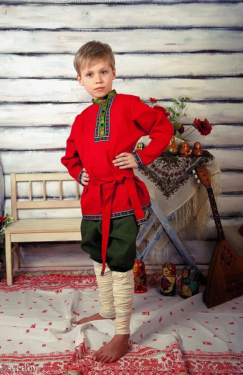 красивые славянские дети. русско народный костюм для мальчика. наивный русский мальчик. наивный русский мальчик.