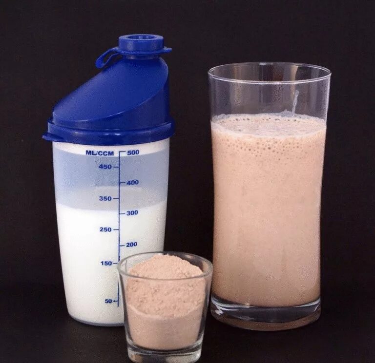С чем смешивать протеин. В чем разводить протеин. Как размешать протеин. Протеин разбавленный водой. Протеиновый коктейль.