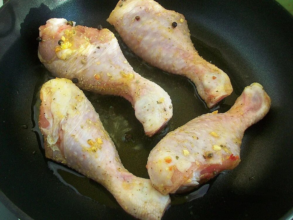 голень курицы. куриные голени с томатной пастой на сковороде. куриные ножки на сковороде. куриные ножки на сковороде. голень без кости рецепт на сковороде.