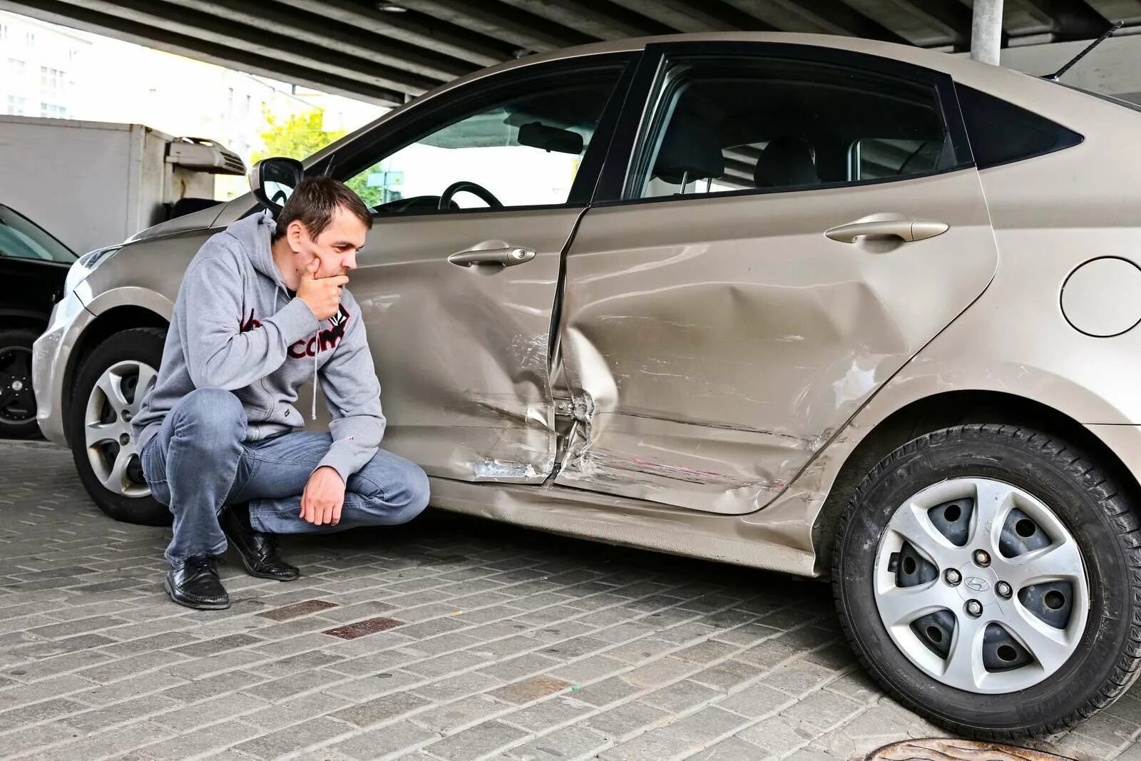 Экспертиза автомобиля после ремонта. Оценщик автомобилей. Оценка ущерба авто. Битая машина. Оценка ущерба авто после ДТП.