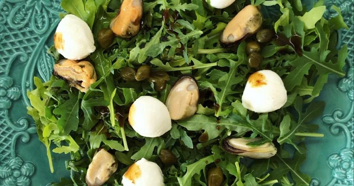 салат с мидиями и грибами. салат из мидий и огурцов свежих. салат с мидиями и кальмарами. салат с мидиями и огурцом и яйцом. салат руккола с мидиями.