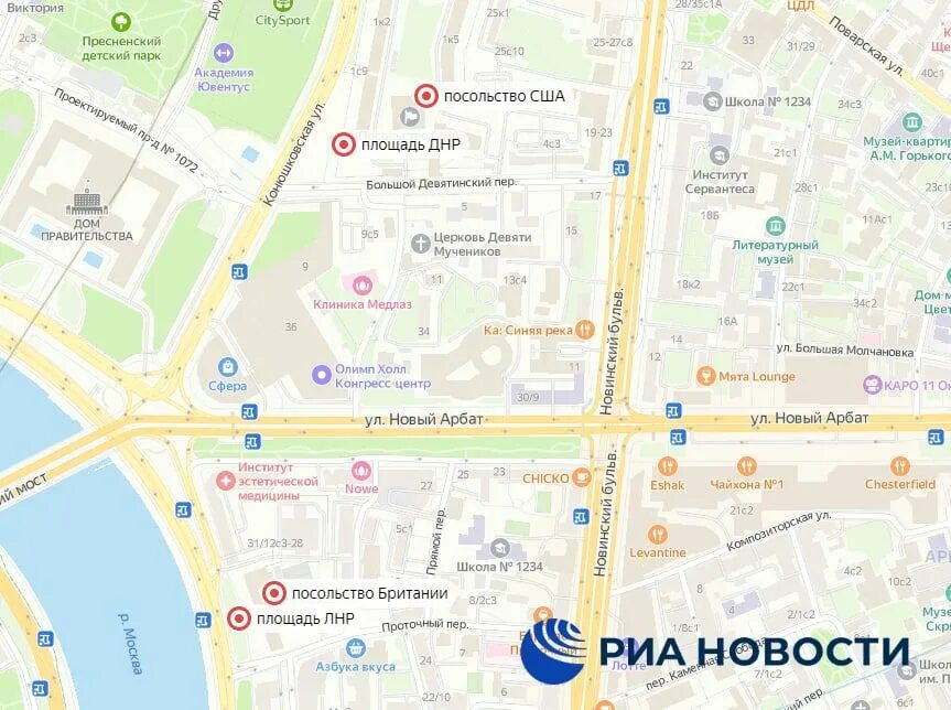 Посольство сша в москве площадь днр. Площадь донецкой народной республики в москве. Площадь днр в москве. На площади днр у американского посольства в москве. Площадь донецкой республики 1.