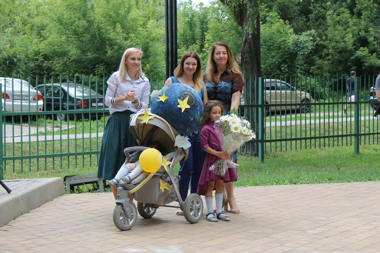 Песня с папой мамой на парад. Мамы с колясками парад. Парад семьи любви и верности Россия. Парад мамочек. Фото фистивальмам с колясками.