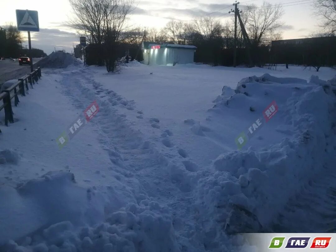 Прийти неожиданно дорожки не расчищены. Расчищенная дорожка. Храм в Вологде расчищена тропинка от снега.