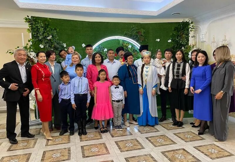 Многодетные 2022 году семьи. Многодетная семья Калмыкии. Калмыкия люди. Фото семьи в калмыцком стиле. Элиста сегодня.