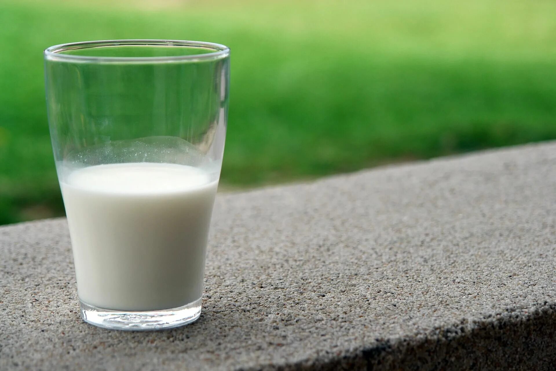 Стакан молока. Молоко в стакане. Стакан кефира. Молоко картинка. Невкусное молоко