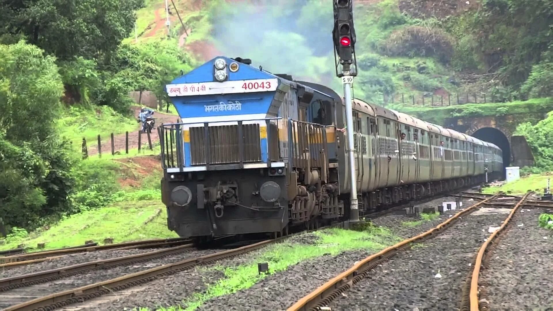 Тепловозы Индии. Ви Railway Trains. Indian Train. Гоа железная дорога. Long train journey