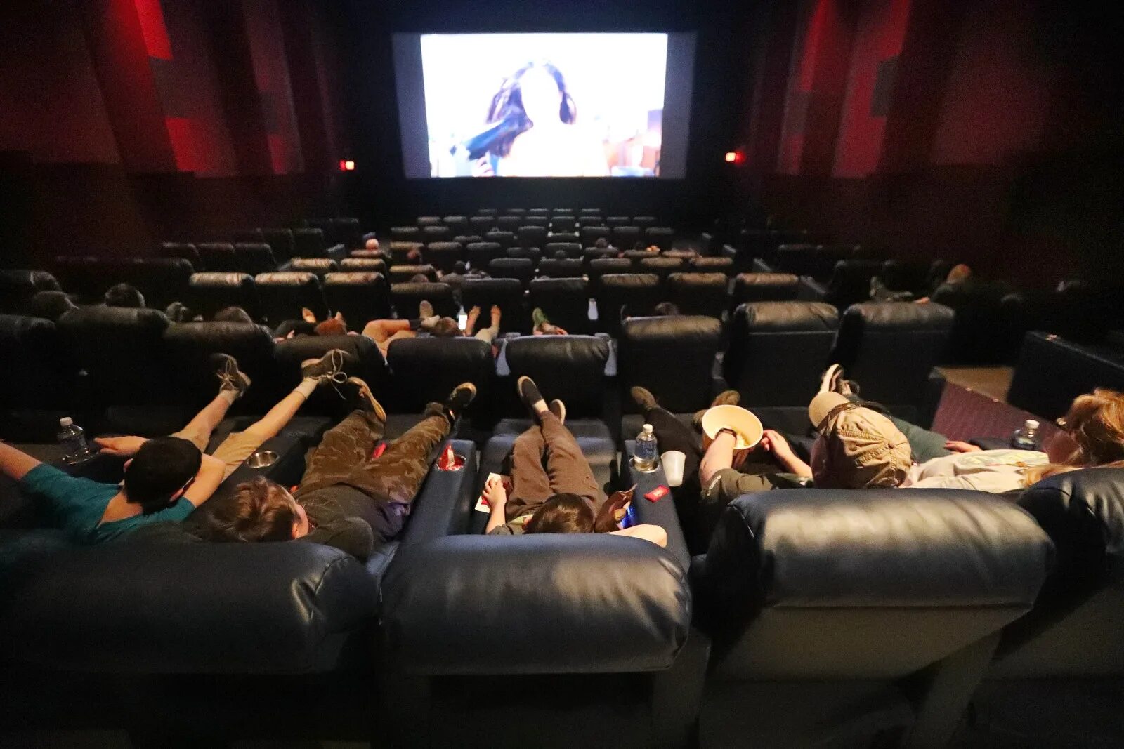 Ресторан кинотеатр. Какие нибудь кинотеатры. Какие нибудь кинотеатры. Кинотеатр сильвер воскресенск. Зрители в кинотеатре.