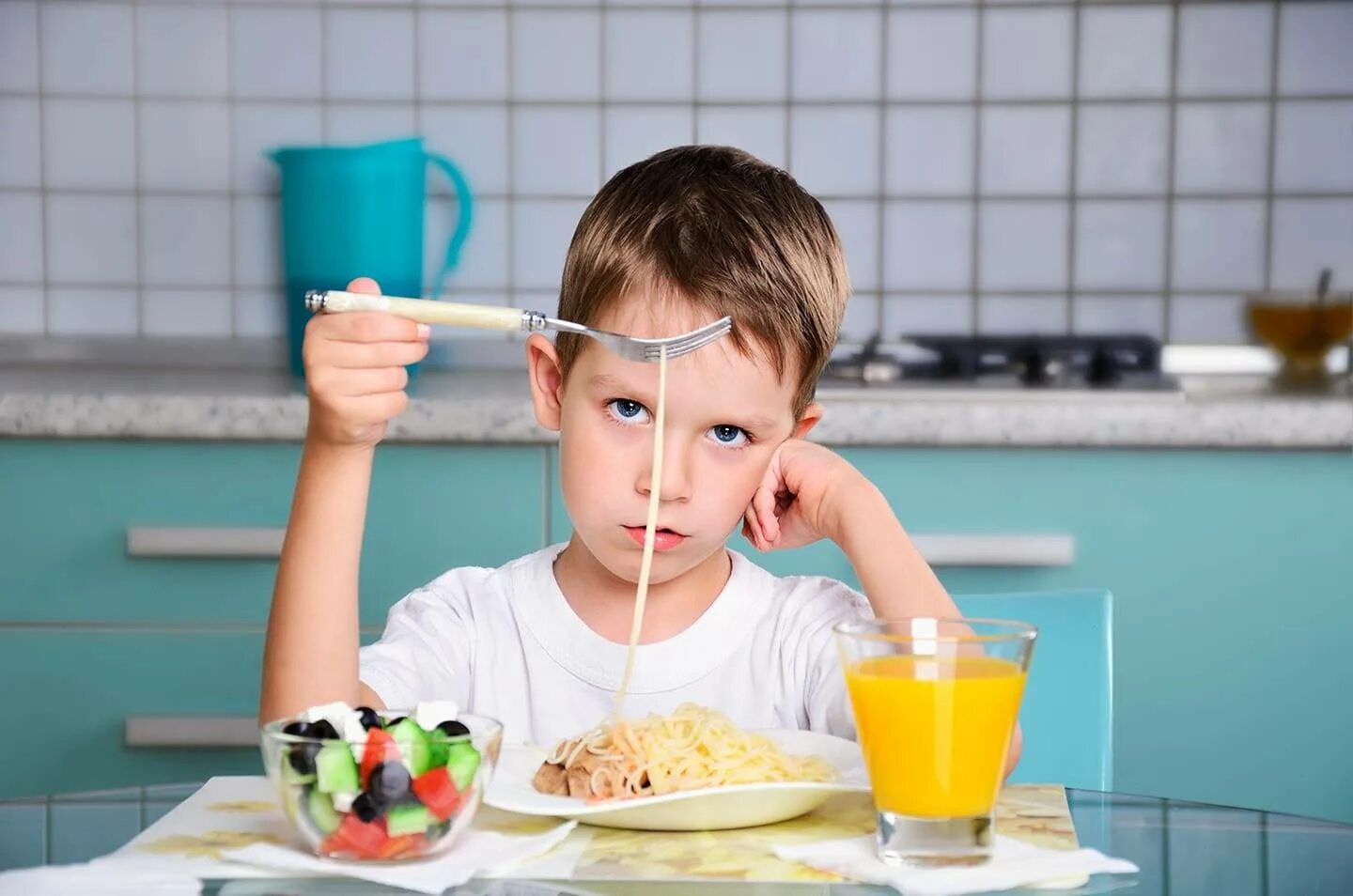 Еда невкусная почему. Ребенок не хочет есть. Для аппетита ребенку. Еда для детей. Плохой аппетит у ребенка.
