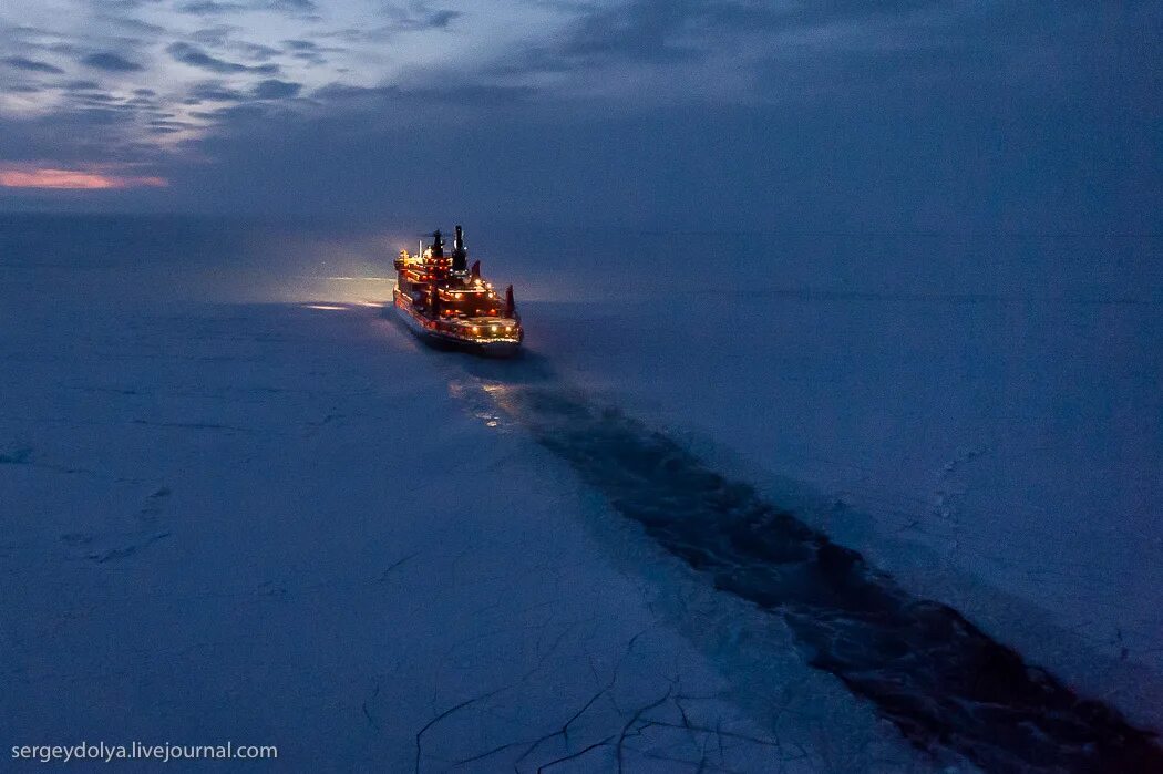 Через океан плывет. Северный морской путь Icebreaker. Ледокол Северный полюс. Северный Ледовитый океан ледокол. Ледокол Обь Антарктида.