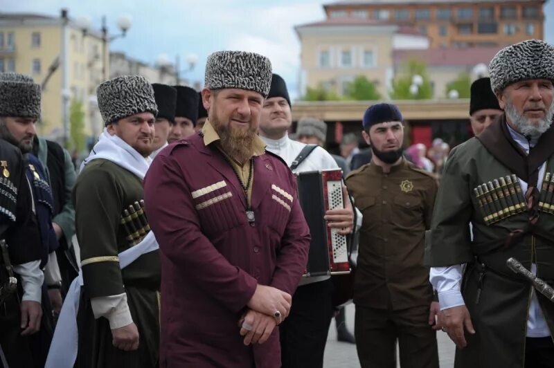 Сколько чеченских языков. День чеченского языка. Чеченский народ. Мероприятие в Чечне. День чеченского языка Рамзан.