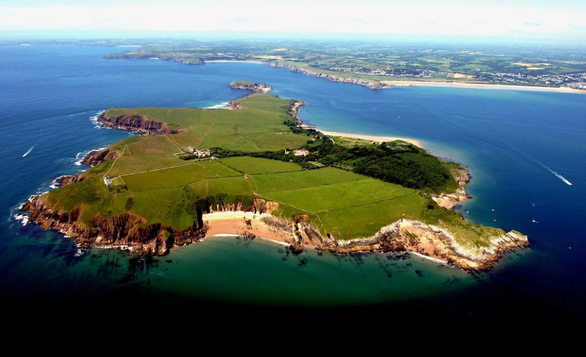 Пембрукшир Уэльс остров. Caldey Island. Холи-Айленд (Уэльс). Бонни Айленд остров. An island off the coast