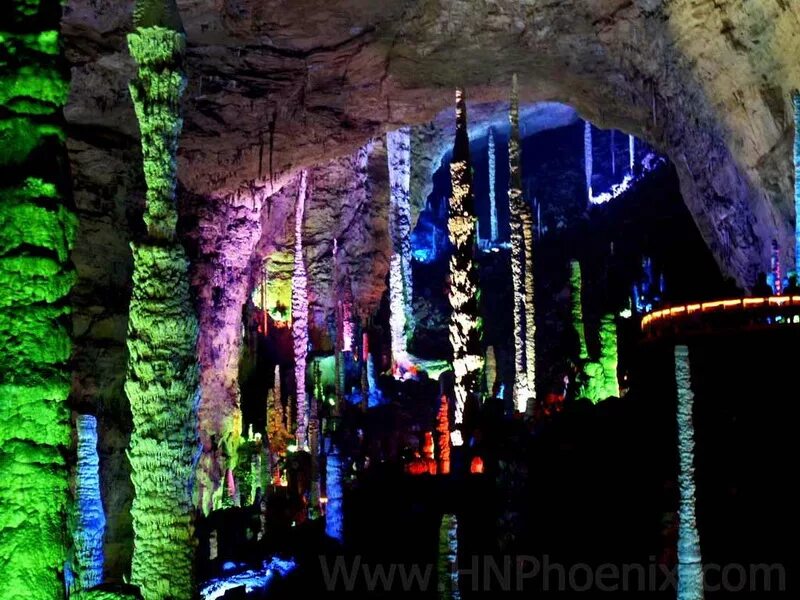 Дом в пещере у китайцев 5. Пещера Хуанлун в Улинъюань. Хунань пещера Хуанлун. Пещера желтого дракона Гуанчжоу. Высокотехнологичная пещера в Китае.