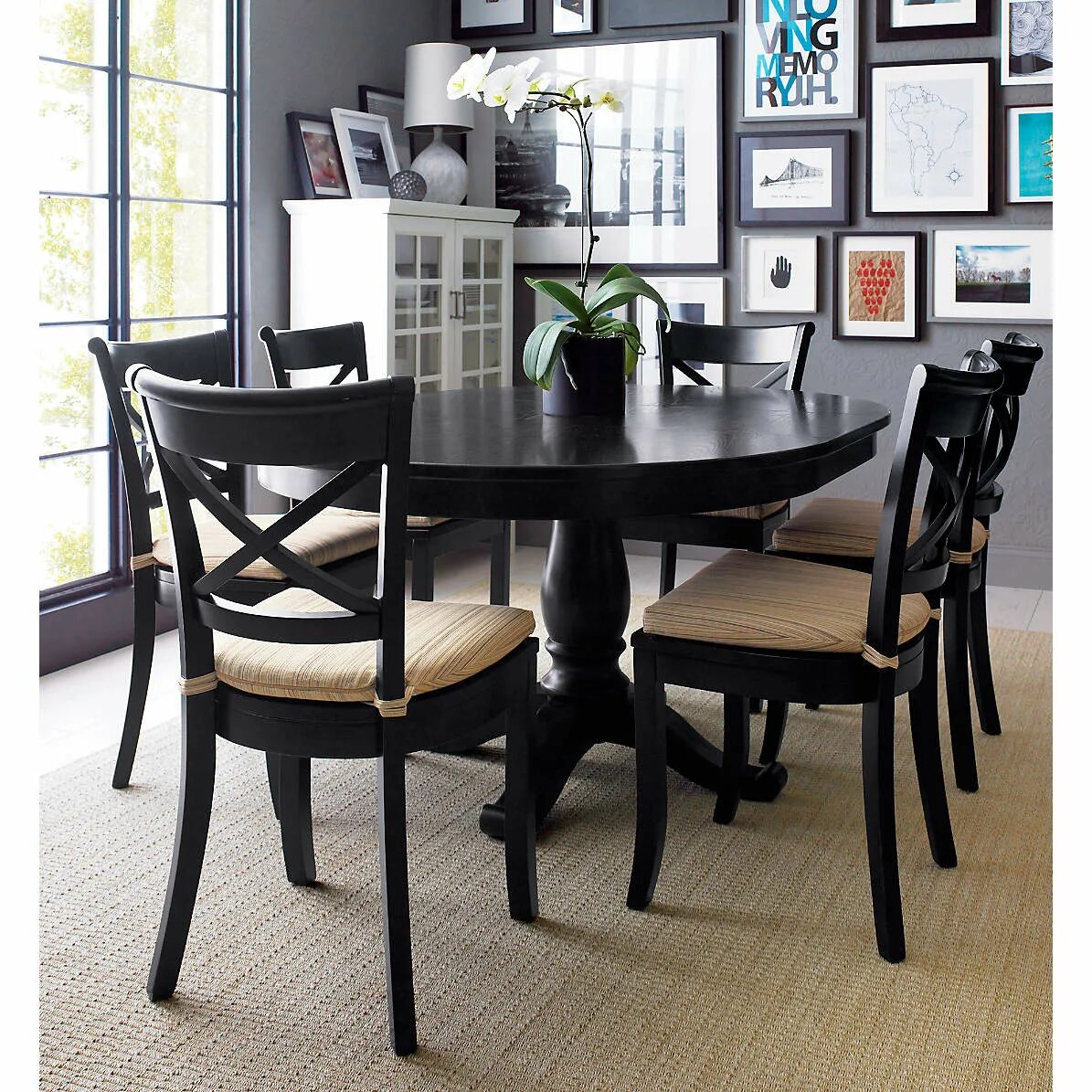 Темные кухонные столы. Круглый обеденный стол в интерьере. Круглый стол в интерьере кухни. Черный обеденный стол в интерьере. Черный круглый стол на кухню.